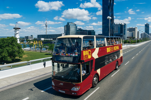 Entdecke den kaiserlichen Charme und die moderne Architektur Wiens bei einer Hop-On/Hop-Off-Bustour. Nimm teil an einem geführten oder selbst geführten Sightseeing-Rundgang und an einer Donau-Bootsfahrt, je nach gewähltem Ticket!